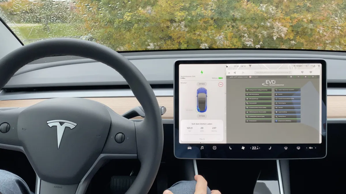 Die neue Dimension der Digitalisierung: der Fahrer verbindet sich von unterwegs im Fahrzeug mit der