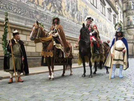 Bild: Fürstenzug – DREWAG ernennt Ehrenfürstin für historischen Festumzug zum Dresdner Stadtfest 2008
