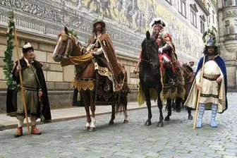 Fürstenzug – DREWAG ernennt Ehrenfürstin für historischen Festumzug zum Dresdner Stadtfest 2008 Bild: Fürstenzug – DREWAG ernennt Ehrenfürstin für historischen Festumzug zum Dresdner Stadtfest 2008