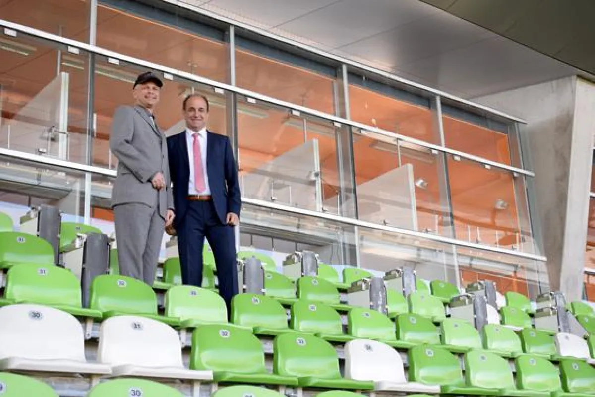 Ortstermin im Kreuzeiche Stadion. Jörg Wahlert (li.), Volker Feyerabend (re.)