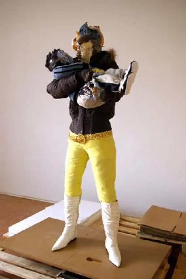 Iris Kettner, M#6, 2008, Kleidung, Textilien, Klebeband, Holz-/Metallgerüst, Höhe 165 cm, Foto: Die Künstlerin