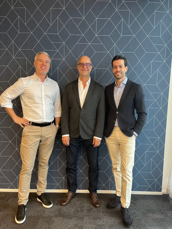 Fabian Kröher, Bernhard Frey und Fabio Fagagnini beim Closing (© Healthcare Holding Schweiz AG)