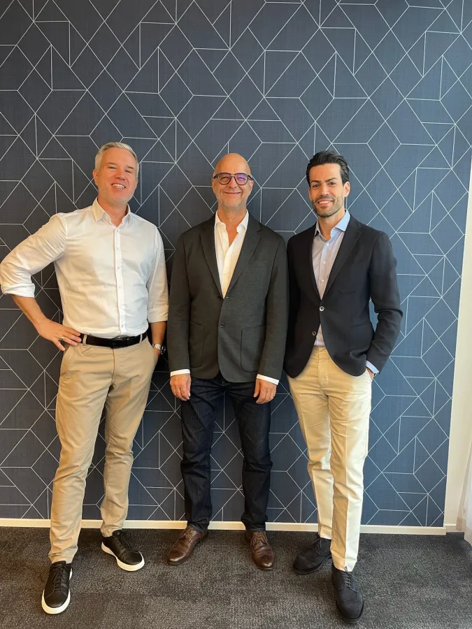 Fabian Kröher,  Bernhard Frey und Fabio Fagagnini beim Closing (© Healthcare Holding Schweiz AG)