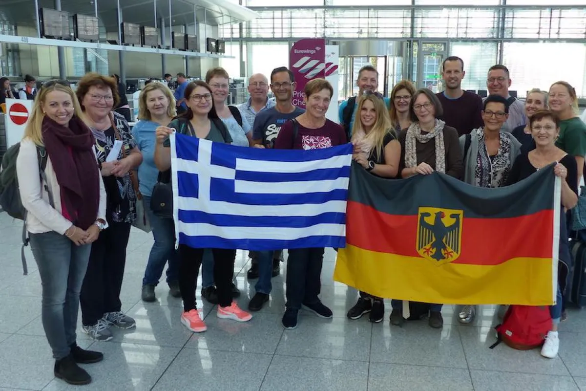Das Mitarbeiterteam des Caritas Kinderdorfs Irschenberg beim Abflug nach Griechenland.