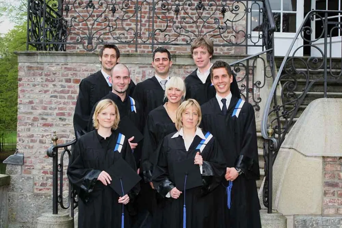 Die acht Absolventen des RWTH Studienprogramms Redevelopment/Design and Management feierten ihren Master Abschluss