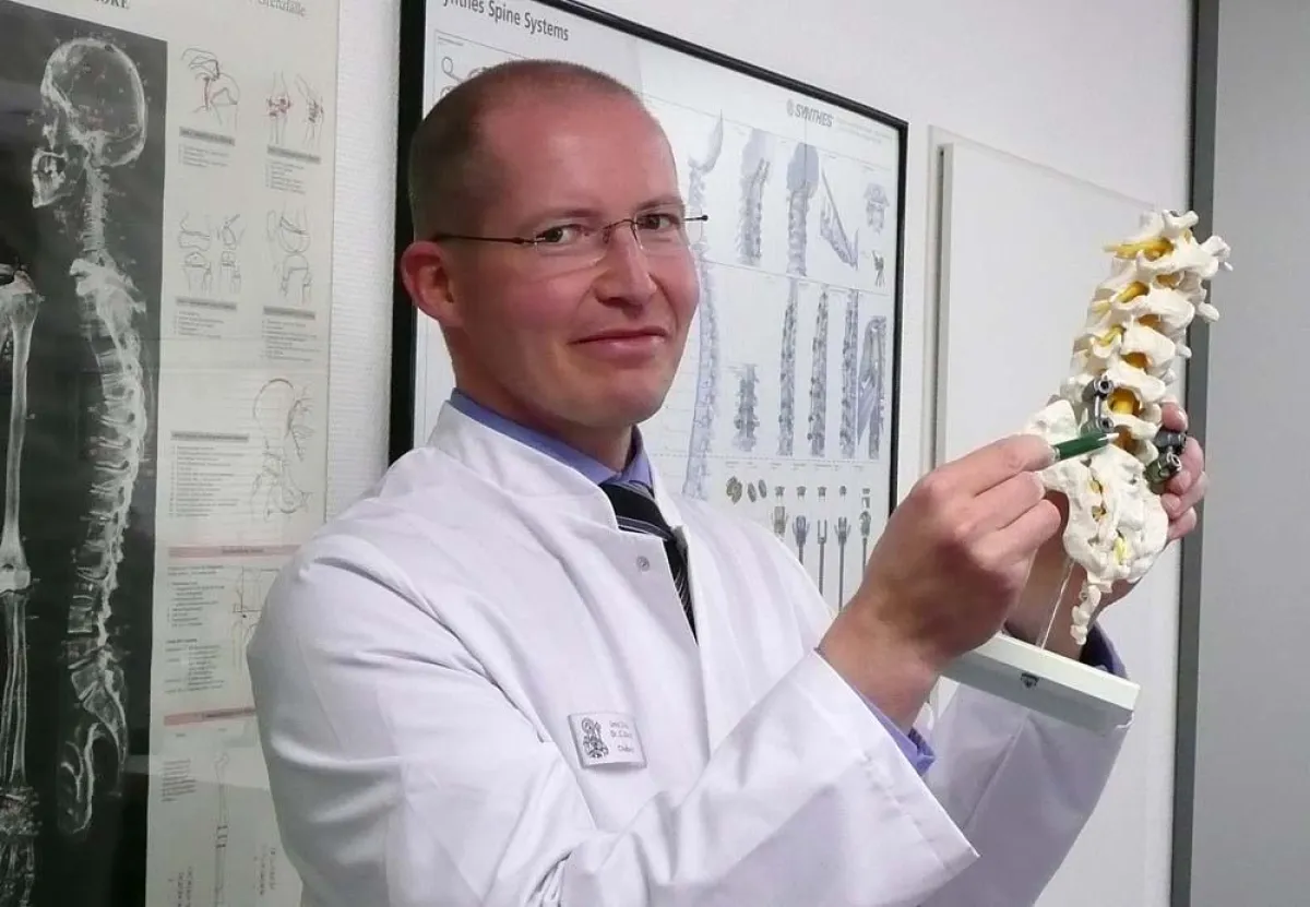 Dr. med. Christian Bach, Chefarzt im Wirbelsäulenzentrum des St. Remigius Krankenhauses Opladen