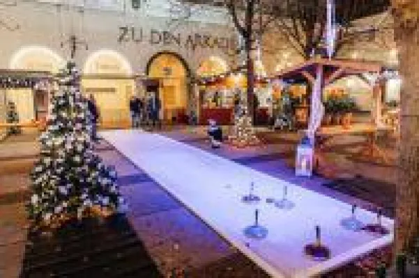 NEU 2018 im Nikolaiviertel: Eisstock-Schießen und Winter-Bar im Reinhardshof Bild: NEU 2018 im Nikolaiviertel: Eisstock-Schießen und Winter-Bar im Reinhardshof