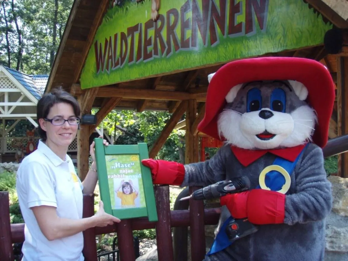 Zwergensprache Kursleiterin Dr. Gabriele Koller und Familypark Maskottchen Kater Filippo