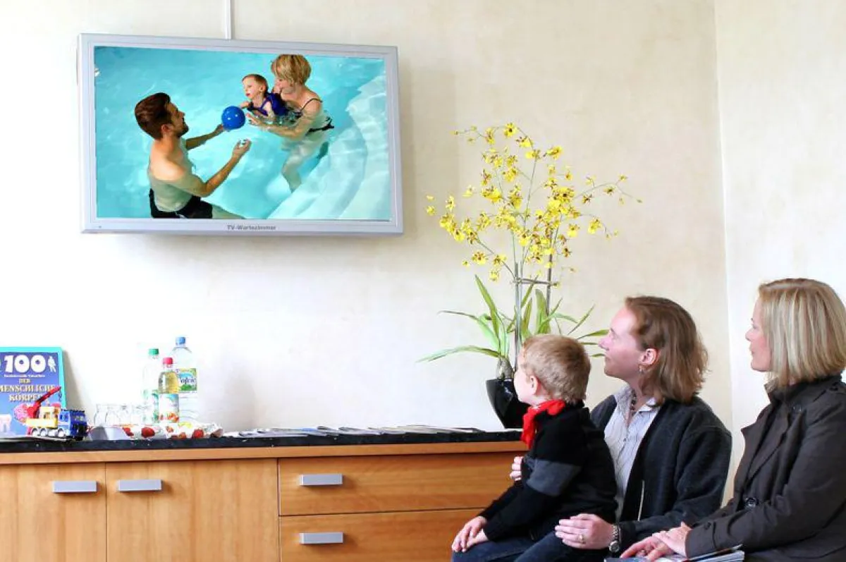 Christoph Maria Herbst wirbt für das Kinderhospiz Balthasar auf TV-Wartezimmer