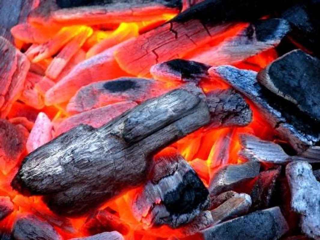 glühende Kohlen beim Feuerlauf
