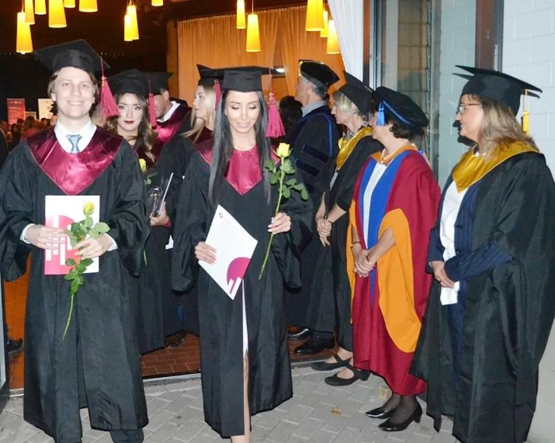 Ausmarsch der Bachelor- und Master-Absolvent*innen. Rechts die Profs der HdWM. Foto: Franz Motzko.