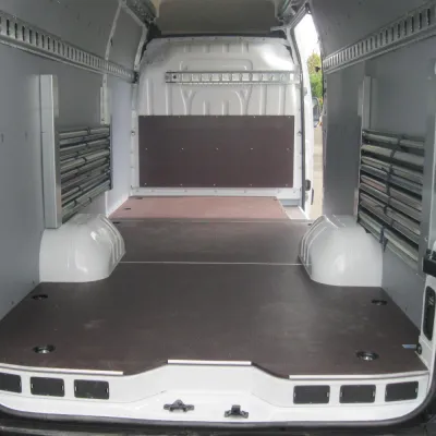 Bild: "Das Fahrzeug des Monats" StoreVan August ist ein Renault Master L3L H3 für den Transport von Kleidungsstücken