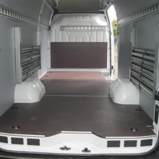 Bild: "Das Fahrzeug des Monats" StoreVan August ist ein Renault Master L3L H3 für den Transport von Kleidungsstücken