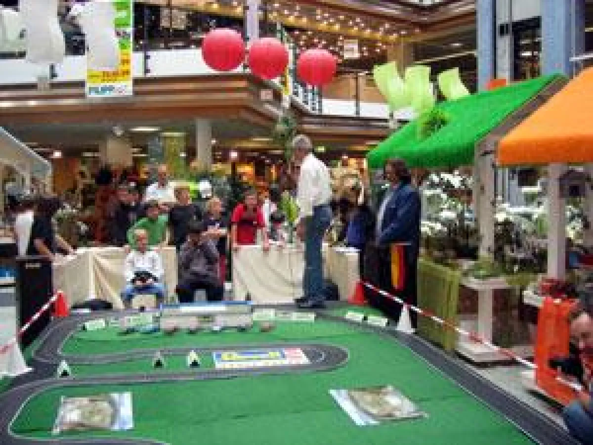 Freude und Spaß für Schüler und Erwachsene bot das Slotcar-Rennen