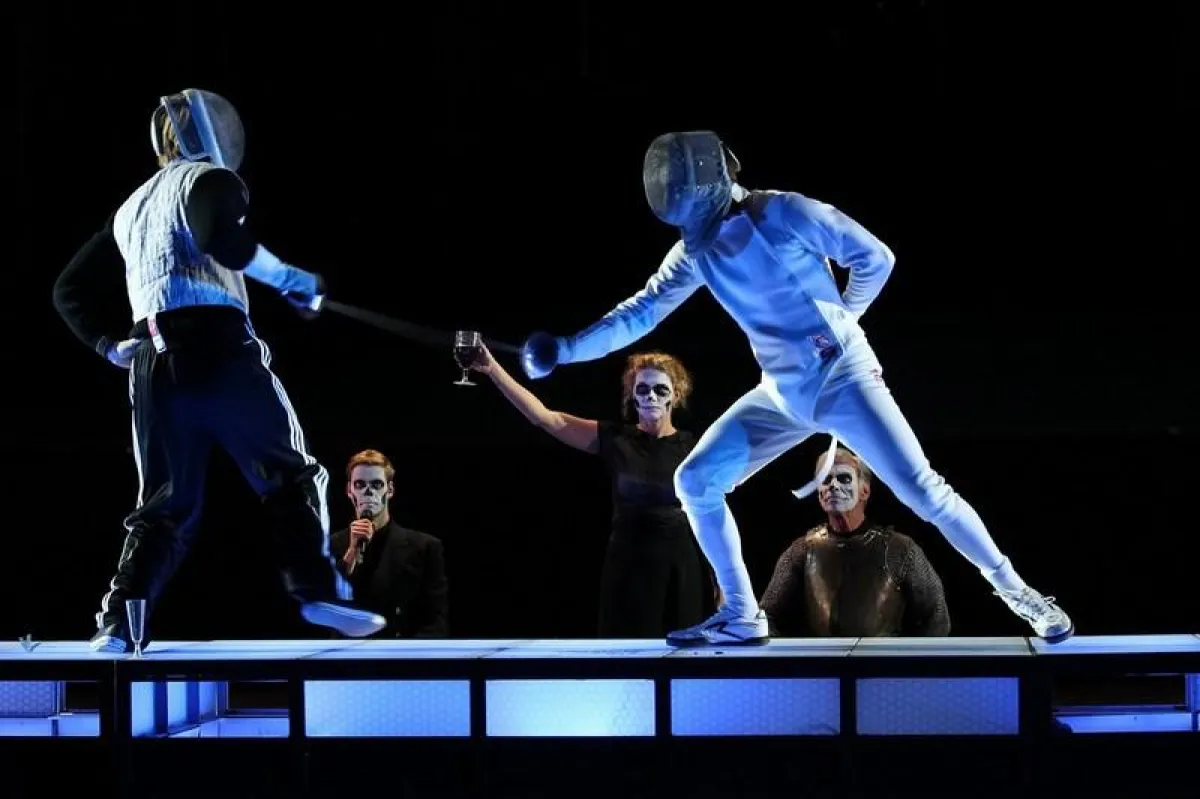 Das Bühnenbild des Theaterstückes „Hamlet“ setzt auf die Lichtstreuung der transluzenten Wabenpaneele. (Foto: Fred Rehberg)