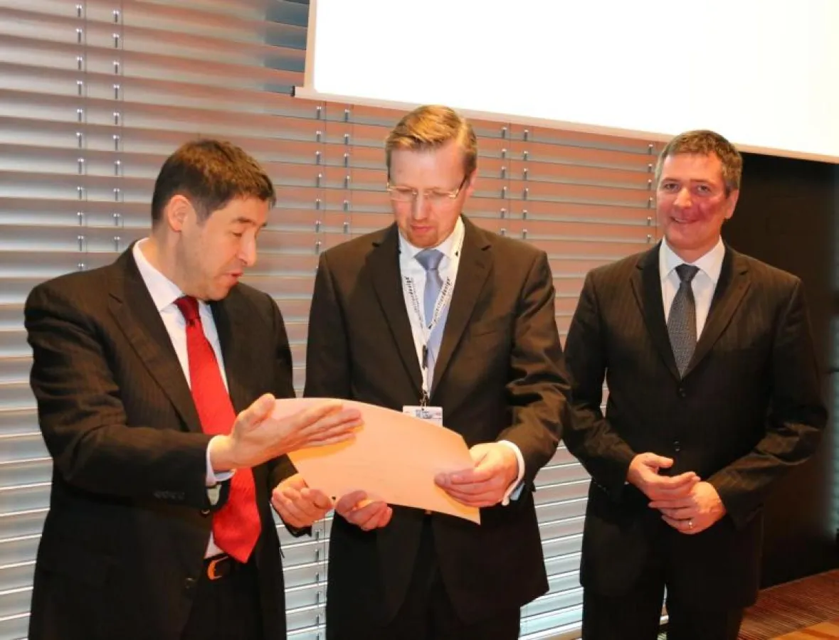 Ministerialdirektor Rolf Schumacher überreicht dem VDC-Vorstandvorsitzendem, OB Christoph Palm, und