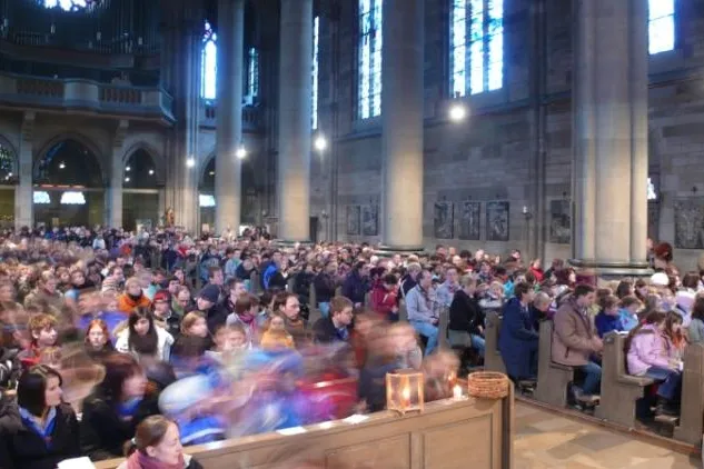 Bild: Friedenslicht aus Bethlehem in Stuttgart wieder groß gefeiert und verteilt