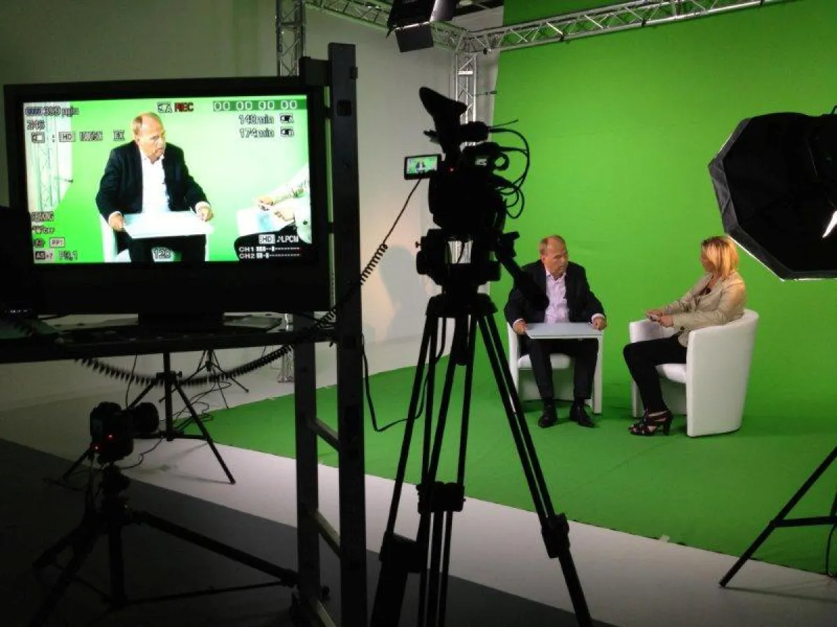 Im eigenen TV-Studio zeichnet Keller + Brennecke die neuen Filmformate auf.