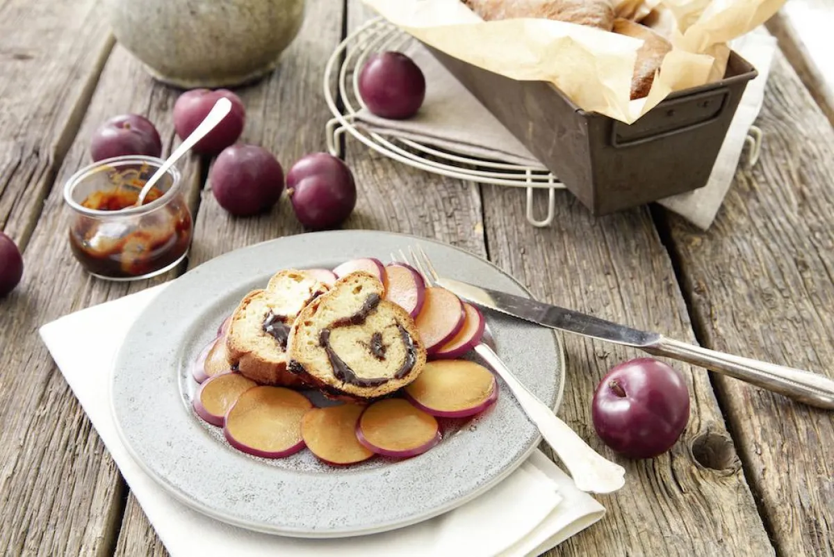 Rezept-Tipp: Zwetschgen-Roulade auf Carpaccio von Pflaumen