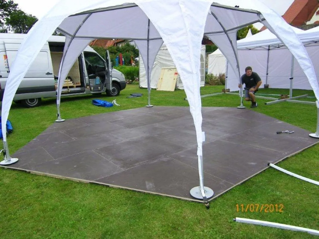 Domezelt mit Bodensystem