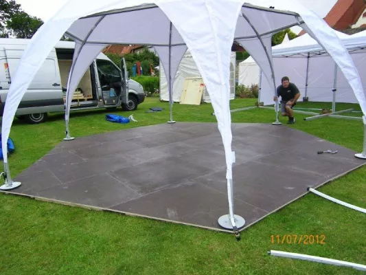 Bild: Ein Domezelt beim Tag der Niedersachsen 2012