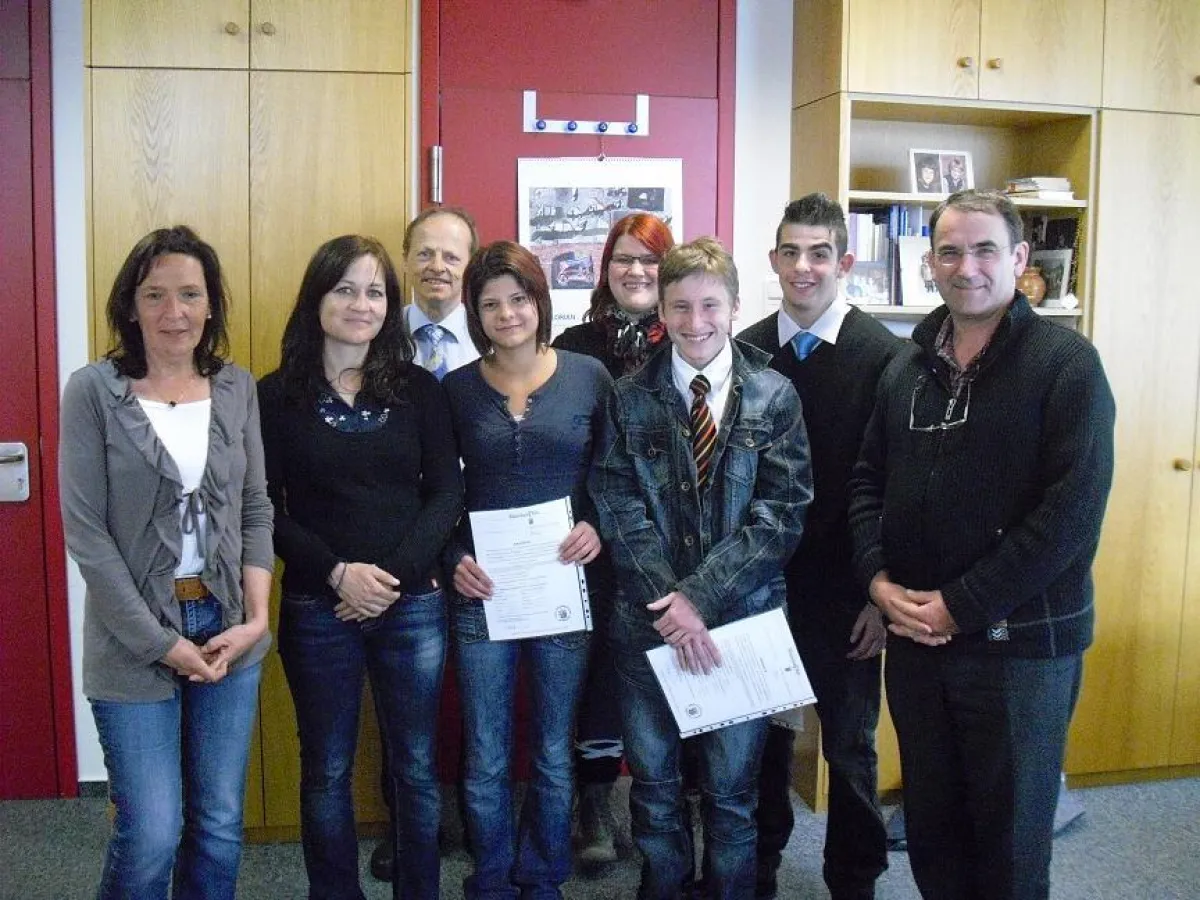 Lehrerin Hannelore Dick, FAW-Seminarleiterin Carmen Pörsch, Schulleiter Werner Klockner (von links) und Konrektor Peter Schittko ü