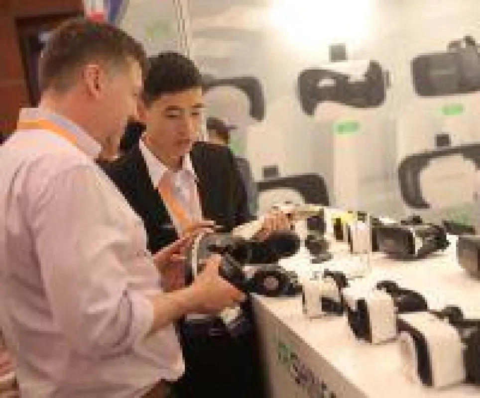VR (Virtual Reality)-Brillen werden auf der Fachmesse von einer Reihe von Ausstellern präsentiert. Foto: HKTDC