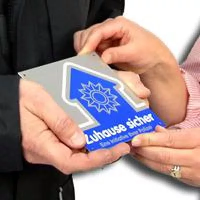 Bild: Unterstützung für Einbruchschutz - DEVK und WL BANK engagieren sich im Netzwerk „Zuhause sicher“