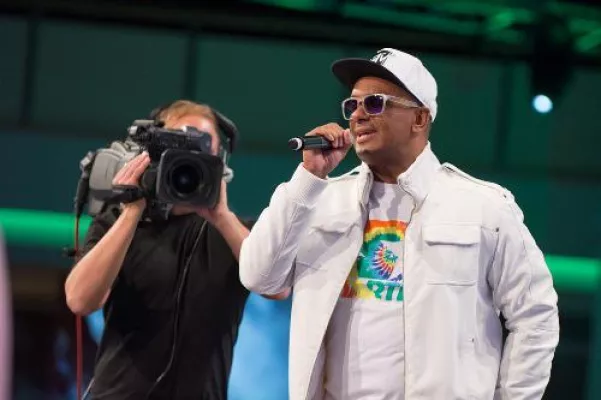 Grundschüler freuen sich über 2schneidigen Besuch Bild: Grundschüler freuen sich über 2schneidigen Besuch