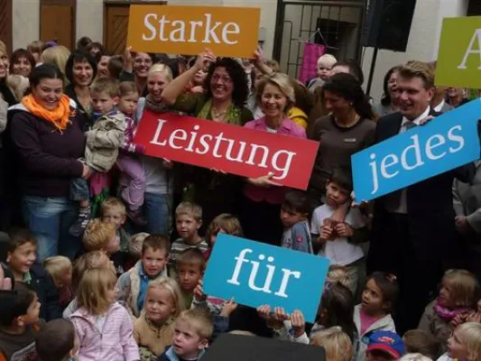 Familienministerin besucht Mehrgenerationenhaus Veringenstadt - Kinder brauchen andere Kinder und Vorbilder Bild: Familienministerin besucht Mehrgenerationenhaus Veringenstadt - Kinder brauchen andere Kinder und Vorbilder