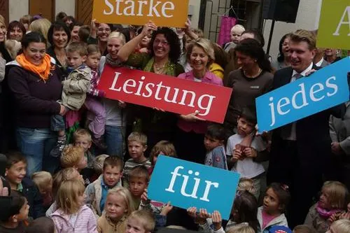 Familienministerin besucht Mehrgenerationenhaus Veringenstadt - Kinder brauchen andere Kinder und Vorbilder Bild: Familienministerin besucht Mehrgenerationenhaus Veringenstadt - Kinder brauchen andere Kinder und Vorbilder