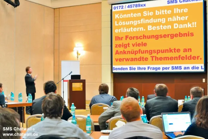 Bild: Livekommunikation mit der neuen SMS Chatwall 4.0 auf Fachkonferenzen, Podiumsdiskussionen, Partys und Events