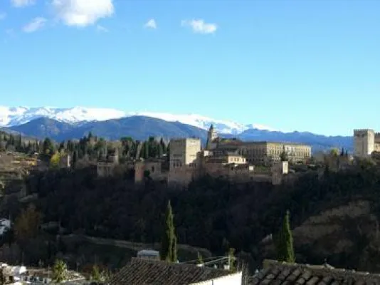 Im tiefsten Süden Spaniens erwartet den Reisenden das glanzvolle Erbe einer maurischen Vergangenheit Bild: Im tiefsten Süden Spaniens erwartet den Reisenden das glanzvolle Erbe einer maurischen Vergangenheit