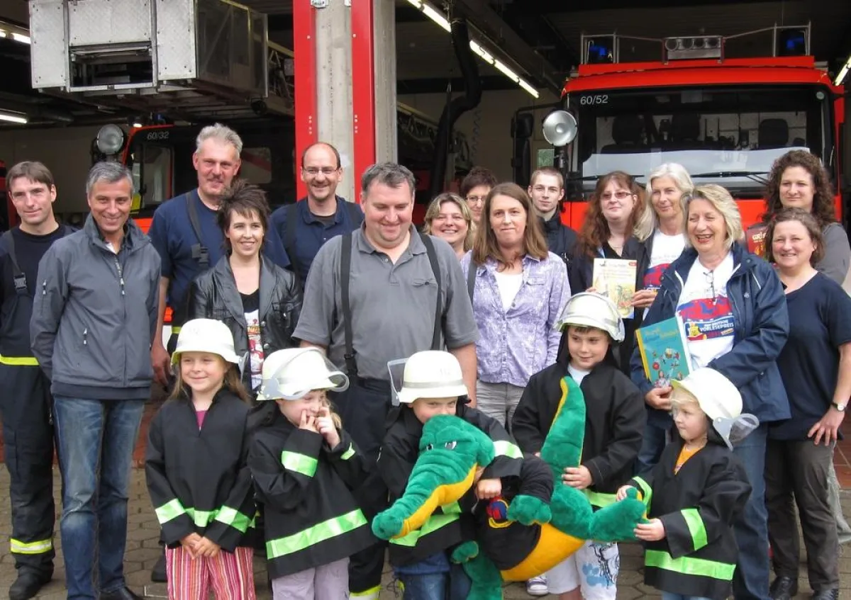 Leseratten aller Altersgruppen nach der Lesestunde (Foto: Alix Beckmann)