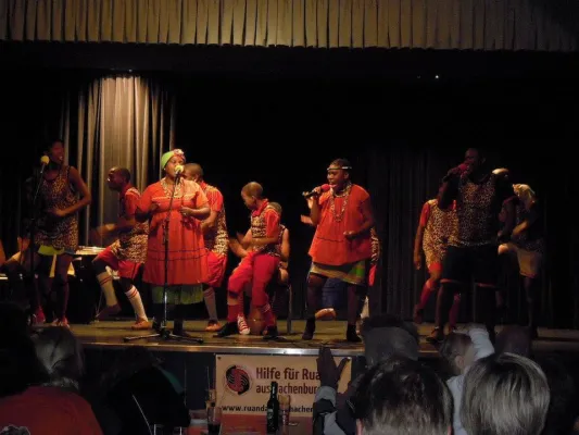 Bild: Lieder und Tänze des Golden Youth Club krönen den Tag für Afrika