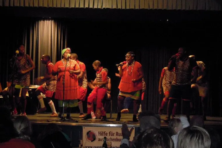 Bild: Lieder und Tänze des Golden Youth Club krönen den Tag für Afrika