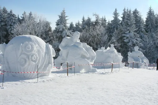 Bild: Schneeskulpturen im Erzgebirge. Es ist soweit – die Schneeblöcke werden gebaut