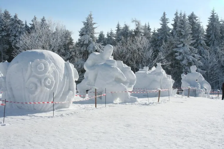 Bild: Schneeskulpturen im Erzgebirge. Es ist soweit – die Schneeblöcke werden gebaut