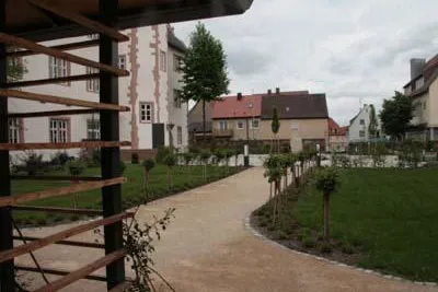 Bild: Pflanzen Weiglein aus Geesdorf/Wiesentheid gestaltete die Außenanlagen der Alten Amtsvogtei neu