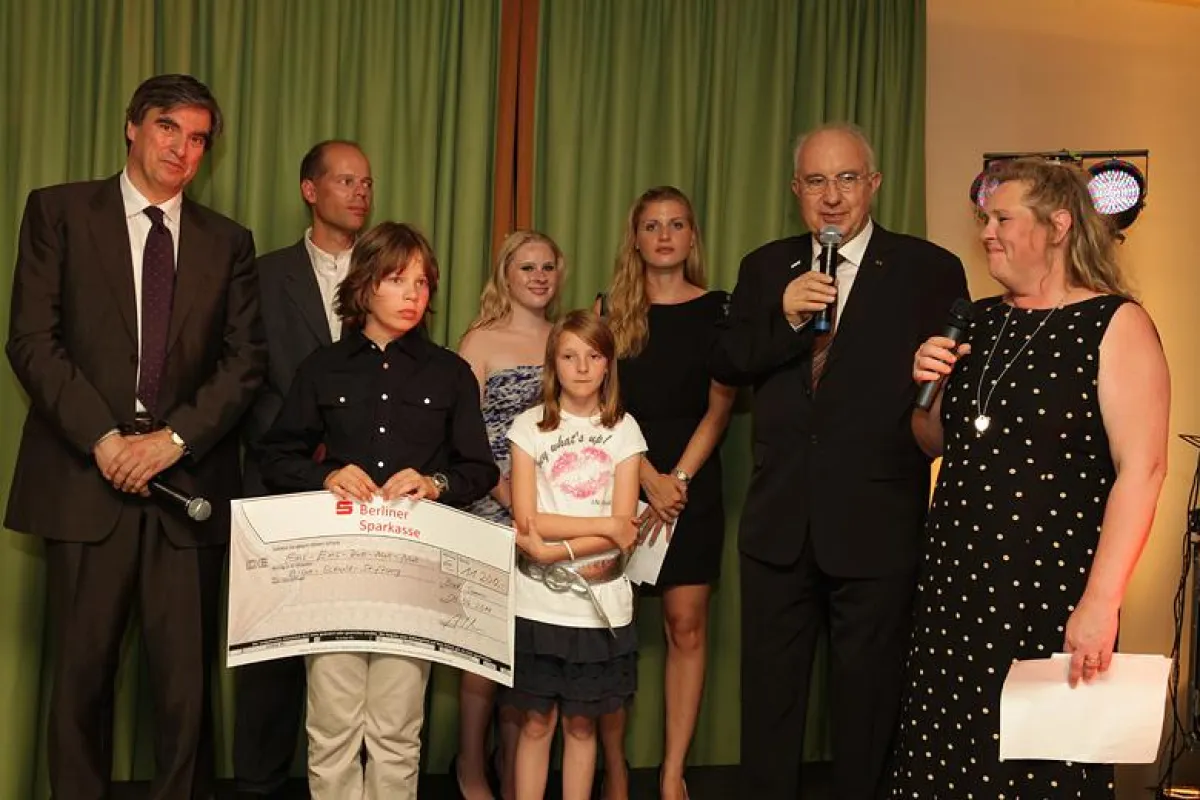 Scheckübergabe bei der Abendveranstaltung