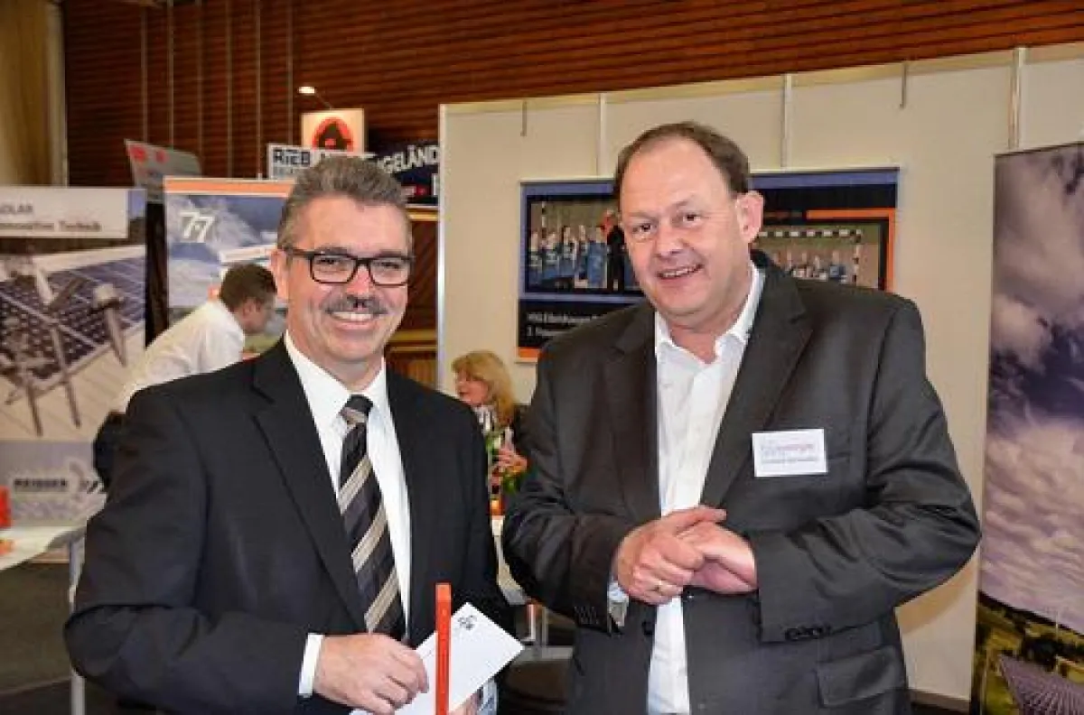 Dillenburgs Bürgermeister Michael Lotz (l. im Bild) besuchte den Messestand der 7x7energie GmbH.