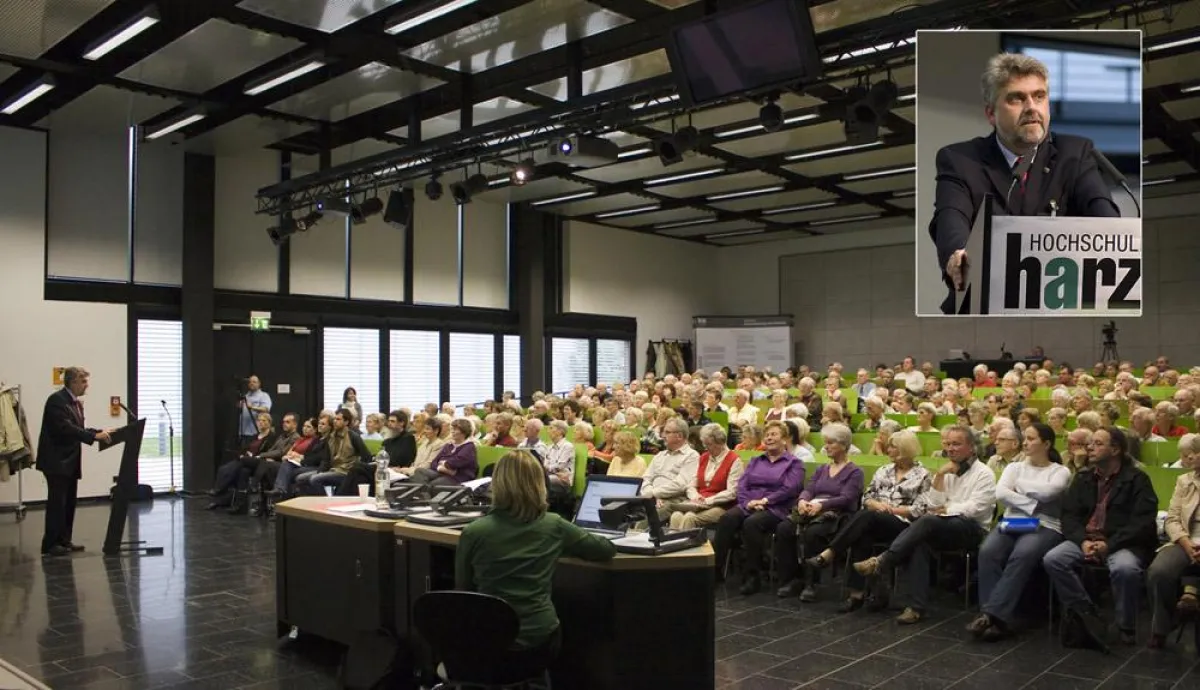 Über 250 Teilnehmerinnen und Teilnehmer lauschten gespannt dem interessanten Vortrag von Hochschul-Rektor Prof. Dr. Armin Willingmann „Zur Rolle der Juristen im so genannten Dritten Reich“