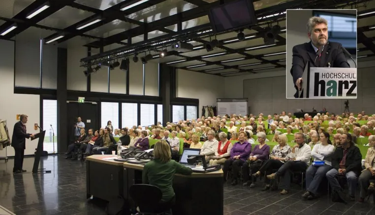 Bild: Hochschul-Rektor Willingmann referiert über die Rolle von Juristen im so genannten Dritten Reich