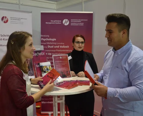 Bild: Präsenz auf Fachmesse für Ausbildung + Studium – J. Reichert und K. Knappmeier mit vielen Beratungsgesprächen