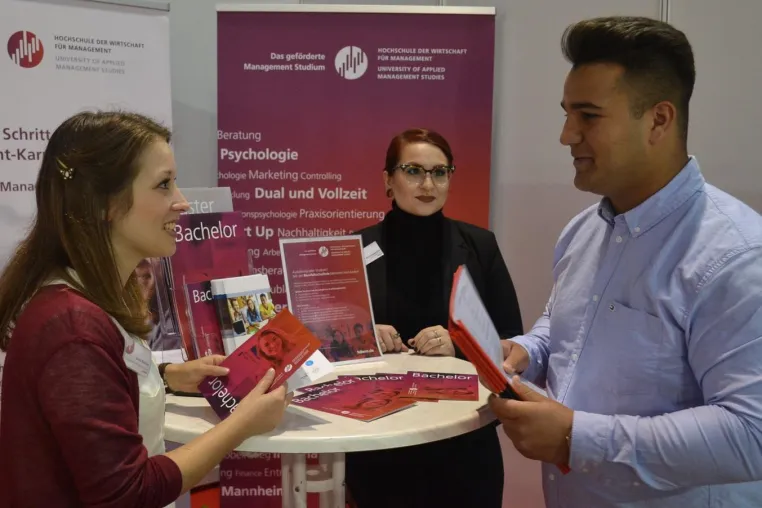 Bild: Präsenz auf Fachmesse für Ausbildung + Studium – J. Reichert und K. Knappmeier mit vielen Beratungsgesprächen