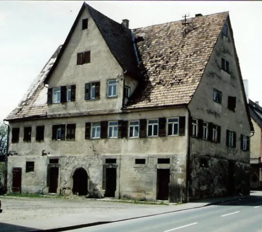 Bild: Ein historisches Bauernhaus zieht um