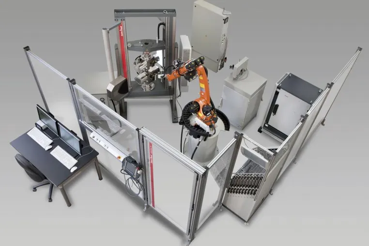 Bild: Roboter-Prüfsystem mit optischer Dehnungsmessung für Metallzugversuche gemäß ISO 6892-1 (2009)