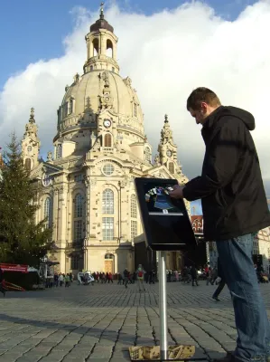 Bild: Innovative Handyanwendung "Mobile Cityguide" im Einsatz mit Bluetooth – für ein besseres Leben unterwegs