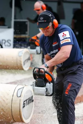 Bild: Sportholzfäller kämpfen am 11. Juli in Frankfurt an der Oder um die Qualifikation zur Deutschen Meisterschaft