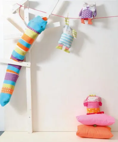 Bild: David Fussenegger Kinder Nackenrolle/Decke Schlange Lola